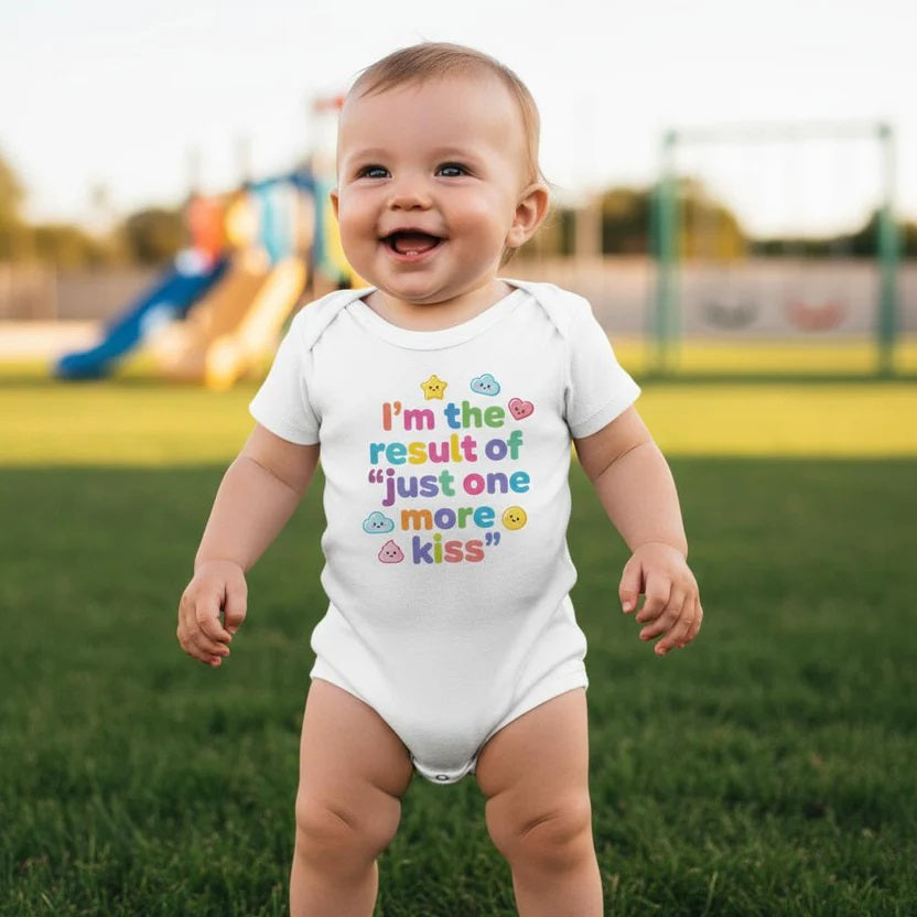 Baby Strampler aus 100 % Bio-Baumwolle – I'm the result of "just one more kiss"