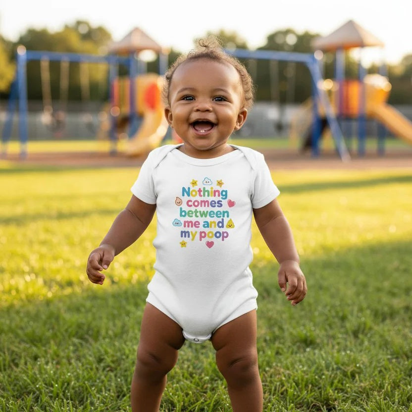 Nothing comes between me and my poop - Baby short-sleeve bodysuit made from organic cotton
