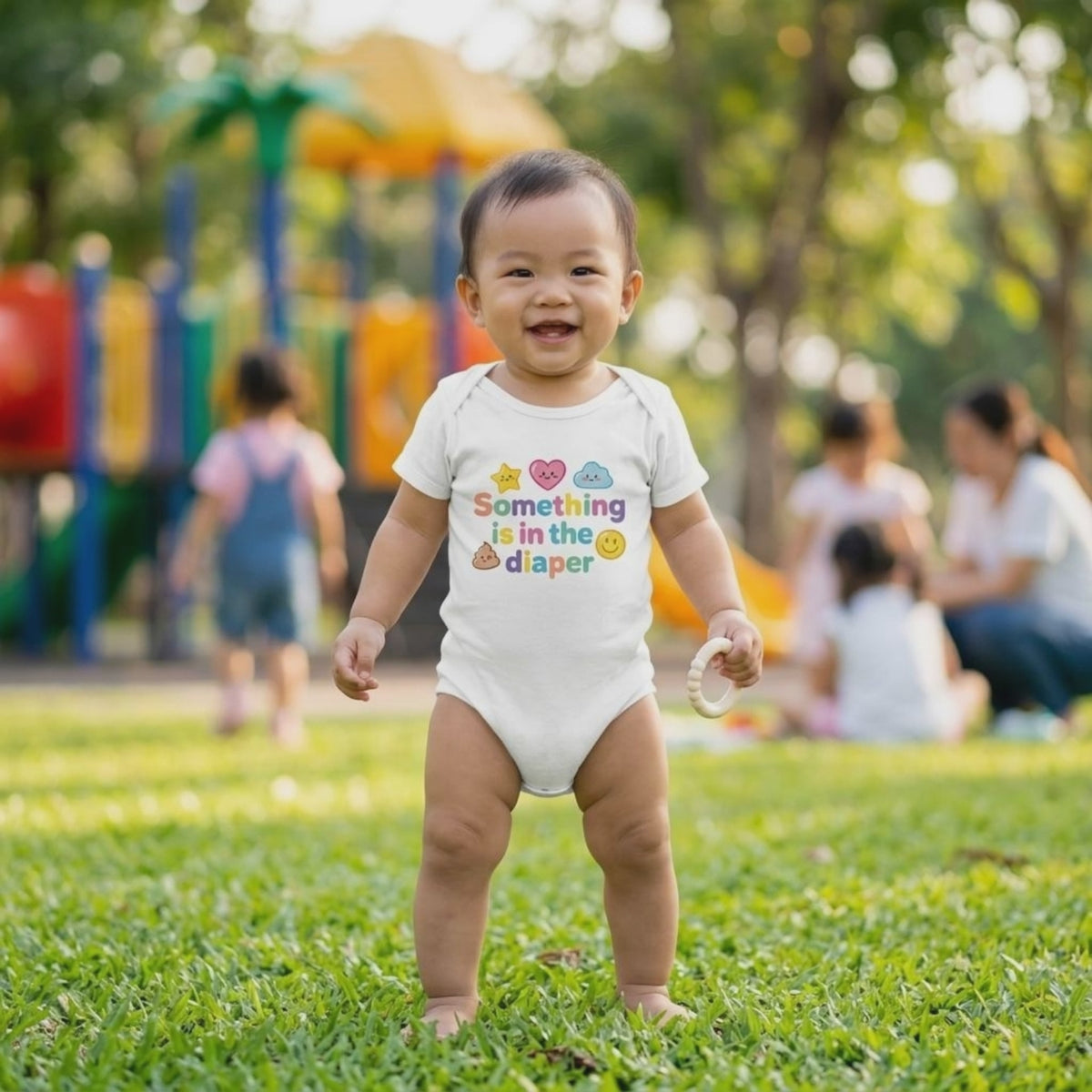 Baby Strampler aus 100 % Bio-Baumwolle – Something is in the diaper