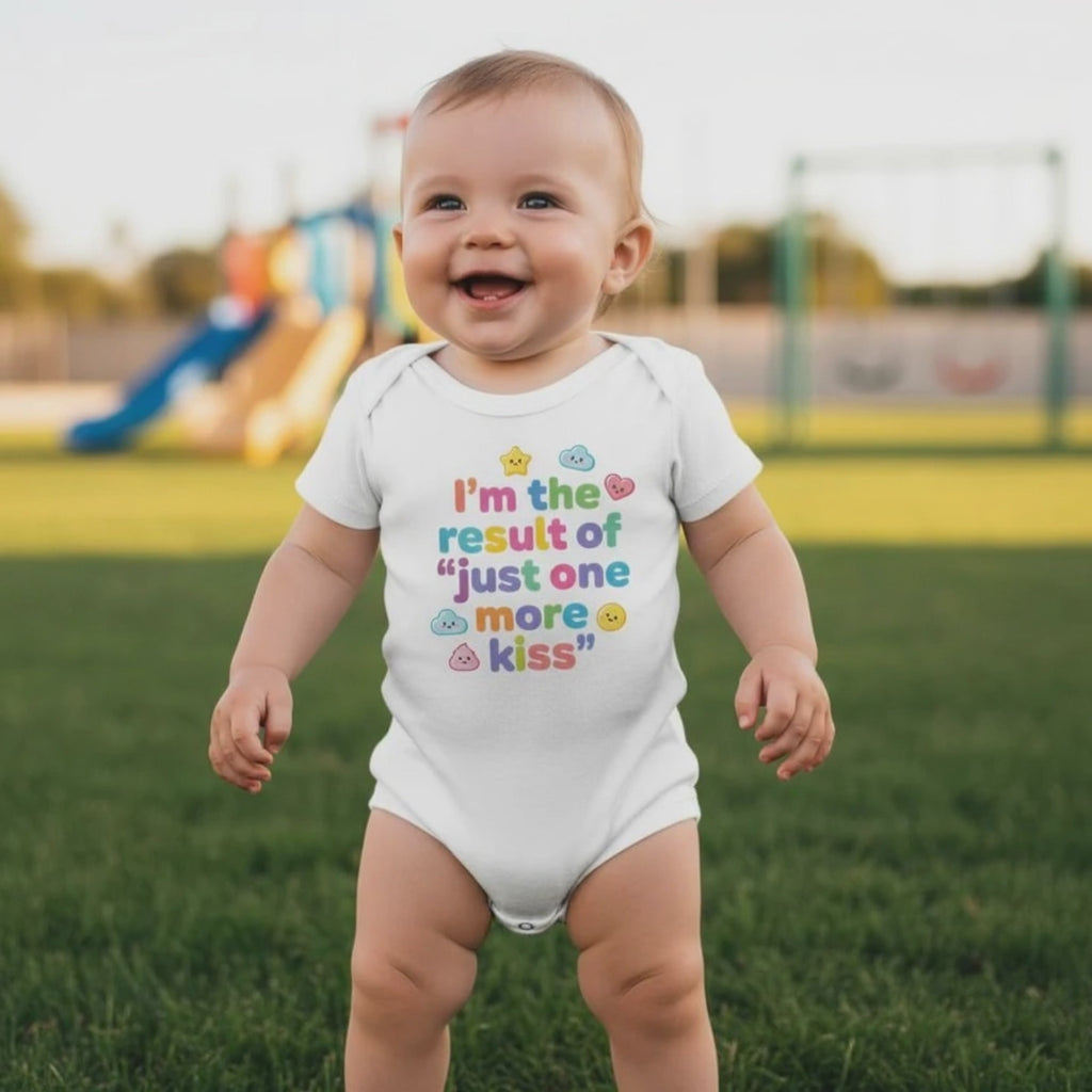 Baby Strampler aus 100 % Bio-Baumwolle – I'm the result of "just one more kiss"